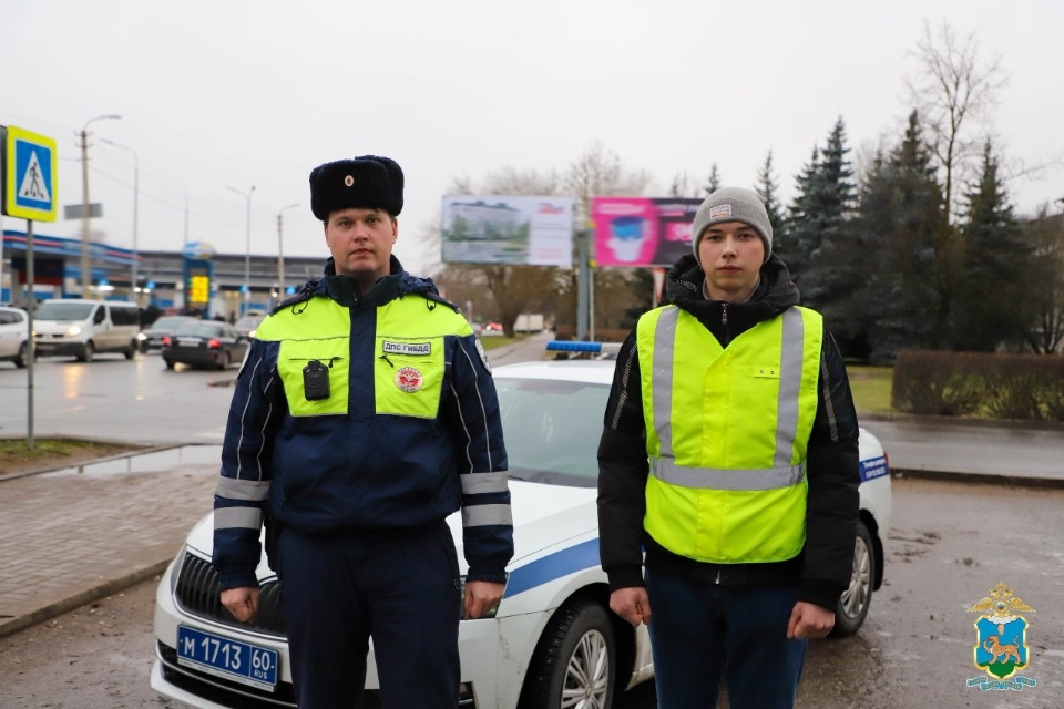 Псковские полицейские потушили загоревшийся автомобиль