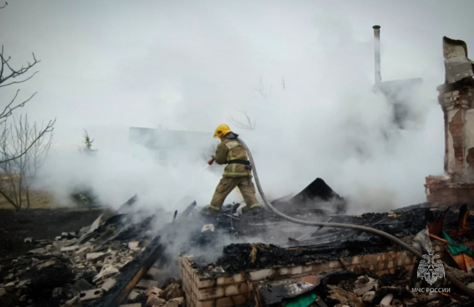 Два человека пострадали на пожаре в жилом доме в Островском районе