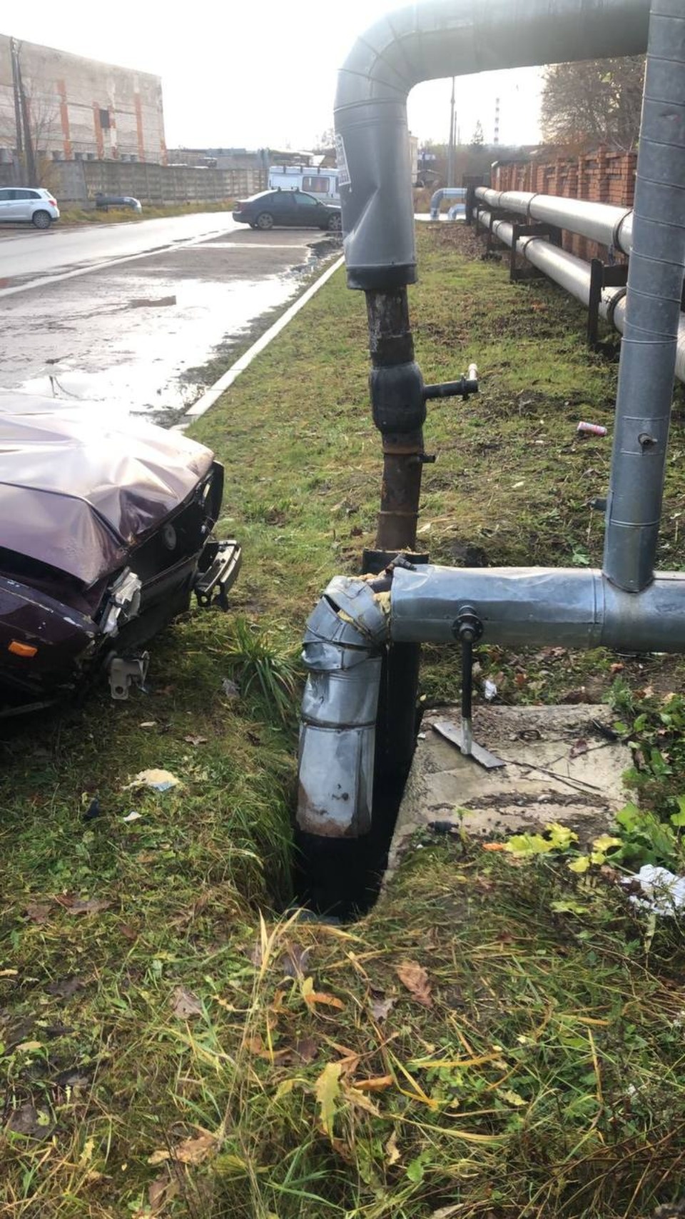 Автомобиль повредил теплотрассу на улице Белинского в Пскове