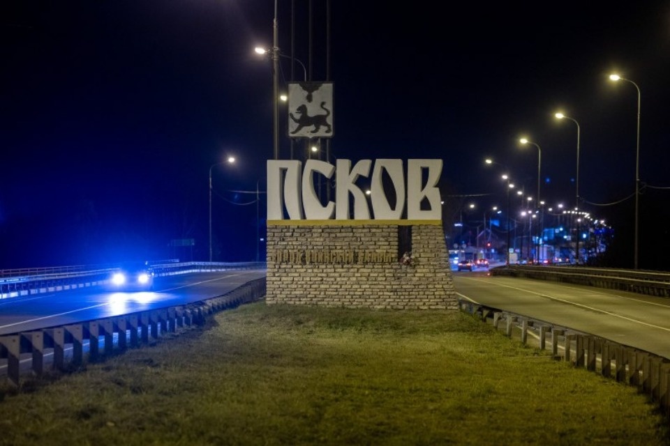 Въездные стелы Печор и Пскова претендуют на звание лучших в России Въездные стелы Печор и Пскова претендуют на звание лучших в России