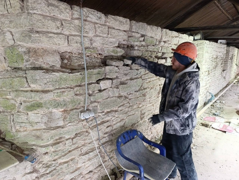 Реставраторы укрепляют фундамент и стены Архитектурного ансамбля Псково-Печерского монастыря Реставраторы укрепляют фундамент и стены Архитектурного ансамбля Псково-Печерского монастыря