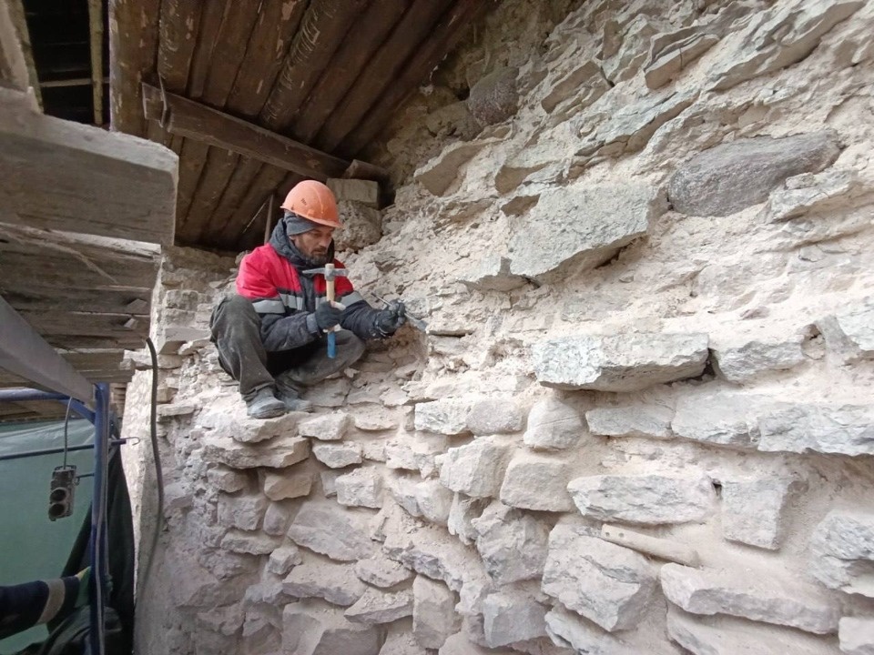 Реставраторы укрепляют фундамент и стены Архитектурного ансамбля Псково-Печерского монастыря Реставраторы укрепляют фундамент и стены Архитектурного ансамбля Псково-Печерского монастыря