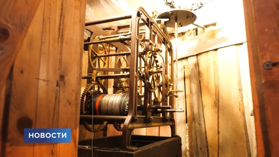 100-летний механизм часов отремонтировали в колокольне Троицкого собора в Пскове