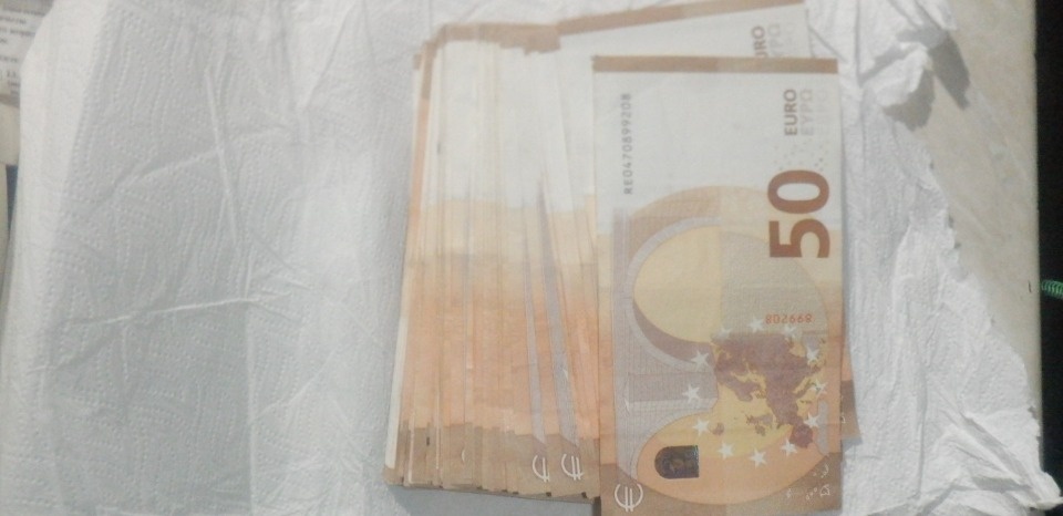 Псковские таможенники нашли под одеждой у иностранцев незаконные табак и валюту