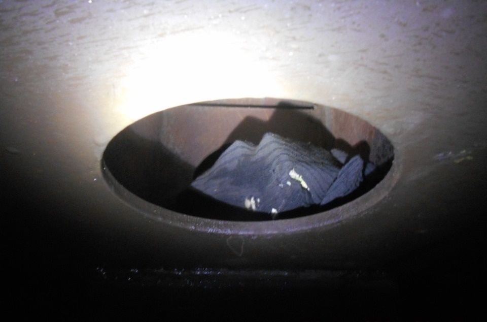 Псковские таможенники нашли под одеждой у иностранцев незаконные табак и валюту