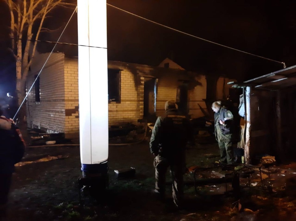 Два ребенка погибли на пожаре в жилом доме в Псковской области