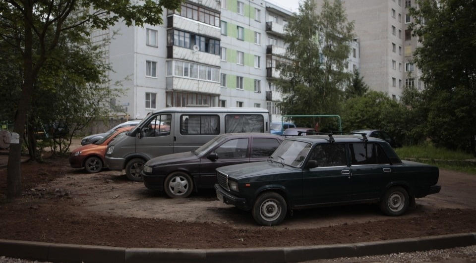 До 150 тысяч рублей увеличили штраф за парковку на зеленой зоне в Псковской области