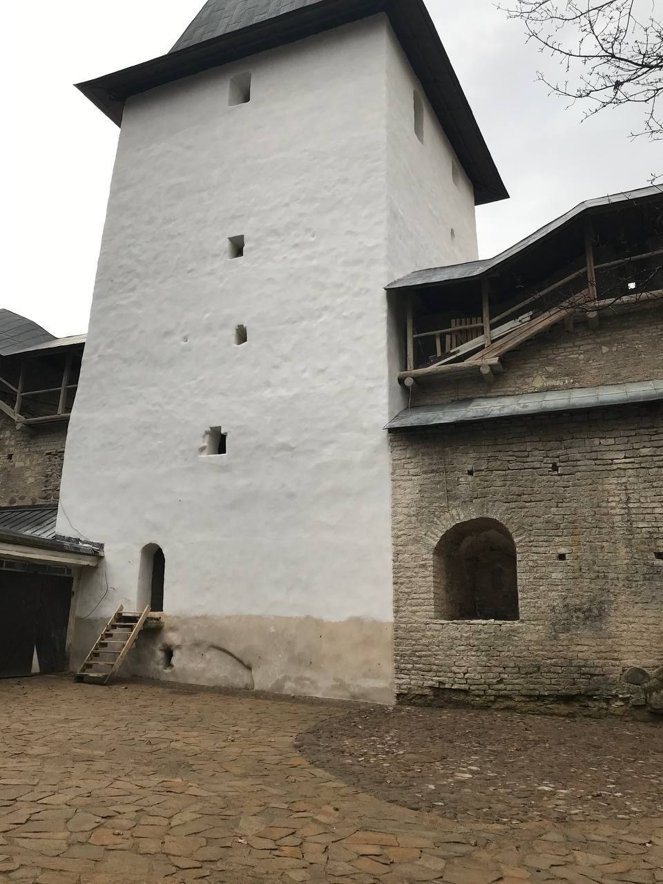 В Печорах завершается реставрация башни Верхних решеток