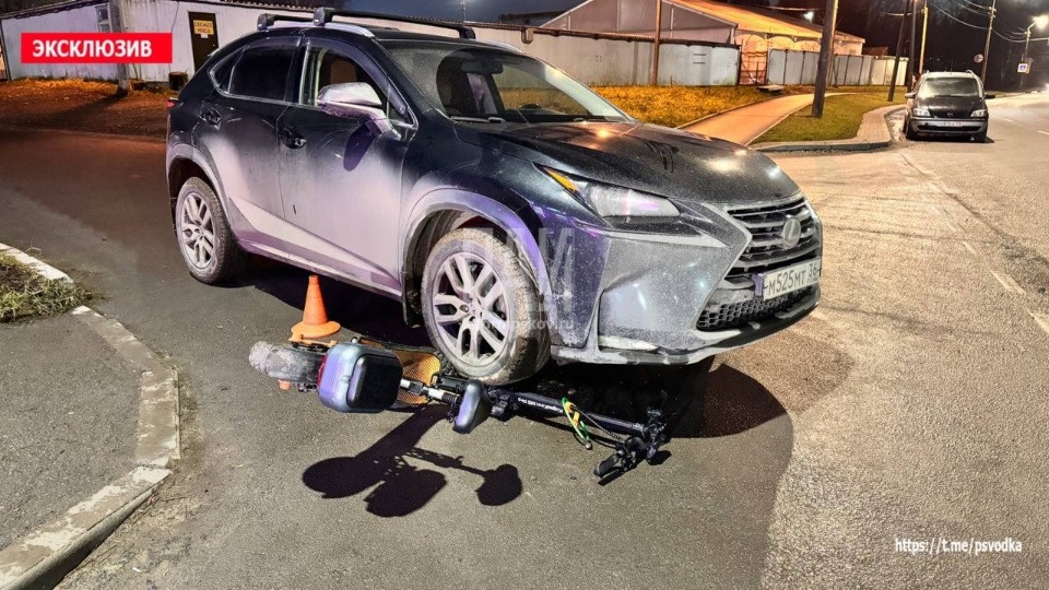 В Пскове юному самокатчику потребовалась госпитализация после ДТП с Lexus В Пскове юному самокатчику потребовалась госпитализация после ДТП с Lexus