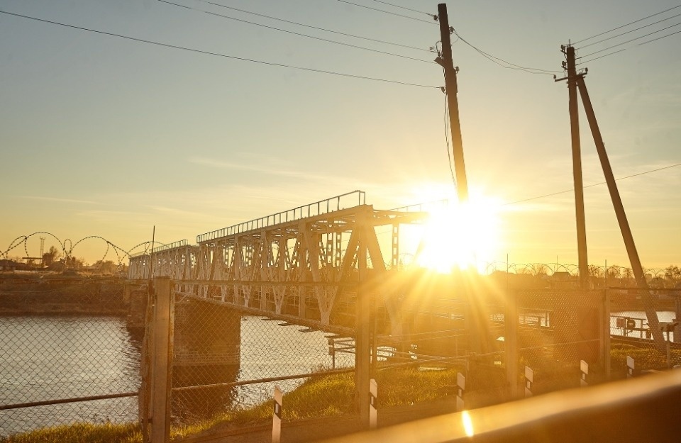 Улицы у двух железнодорожных переездов в Пскове частично перекрыли для транспорта