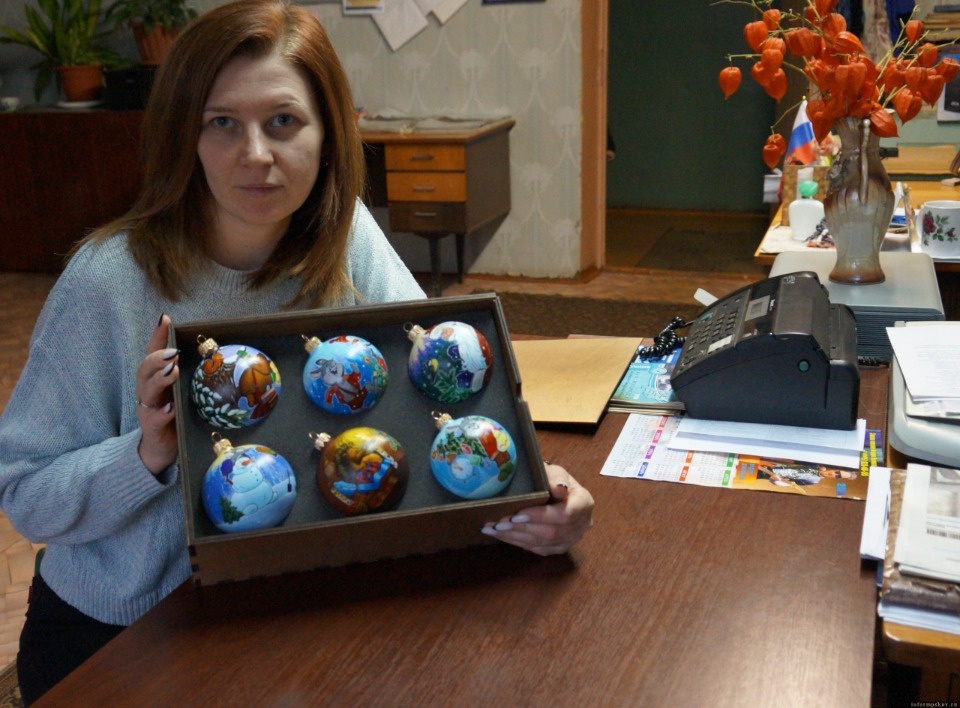 Жительница Красногородска расписывает коллекционные ёлочные игрушки 