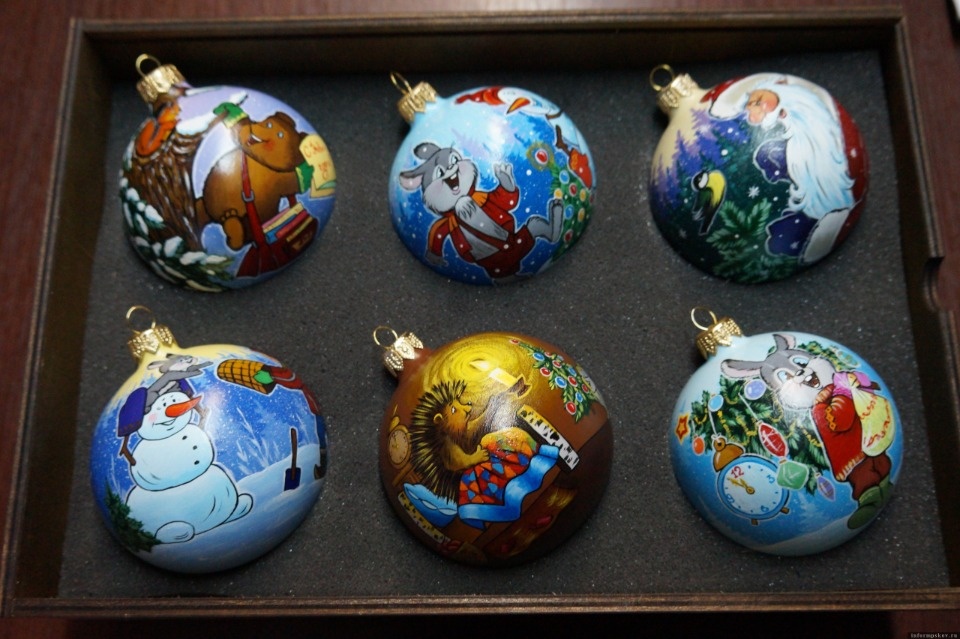 Жительница Красногородска расписывает коллекционные ёлочные игрушки 