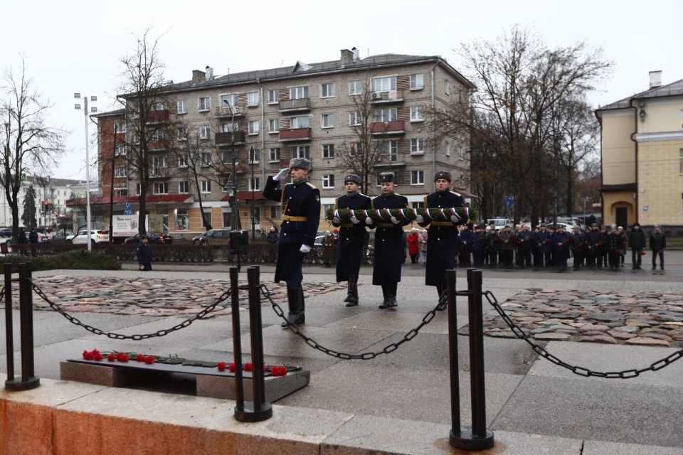 Псковичи возложили цветы к Могиле Неизвестного солдата