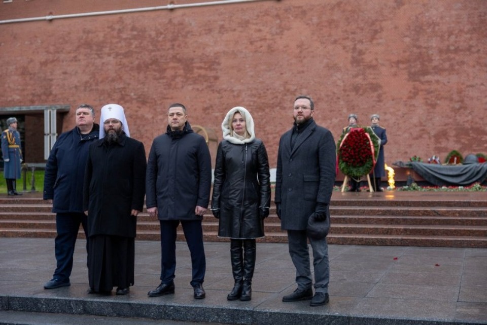 Псковский губернатор возложил венок к Могиле Неизвестного солдата в Москве