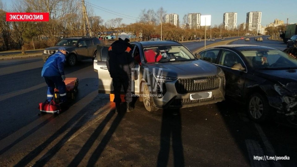 Водителя внедорожника госпитализировали в результате аварии в Пскове Водителя внедорожника госпитализировали в результате аварии в Пскове