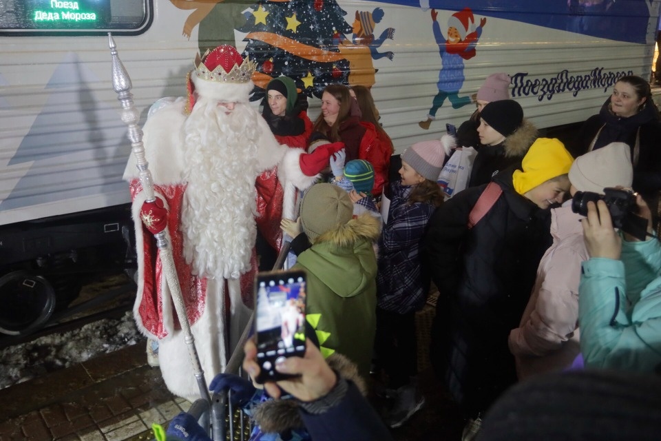 Псковичи раскупили билеты на поезд Деда Мороза за несколько часов