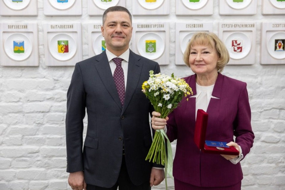 Михаил Ведерников вручил первые почетные знаки «Заслуженный юрист Псковской области» 