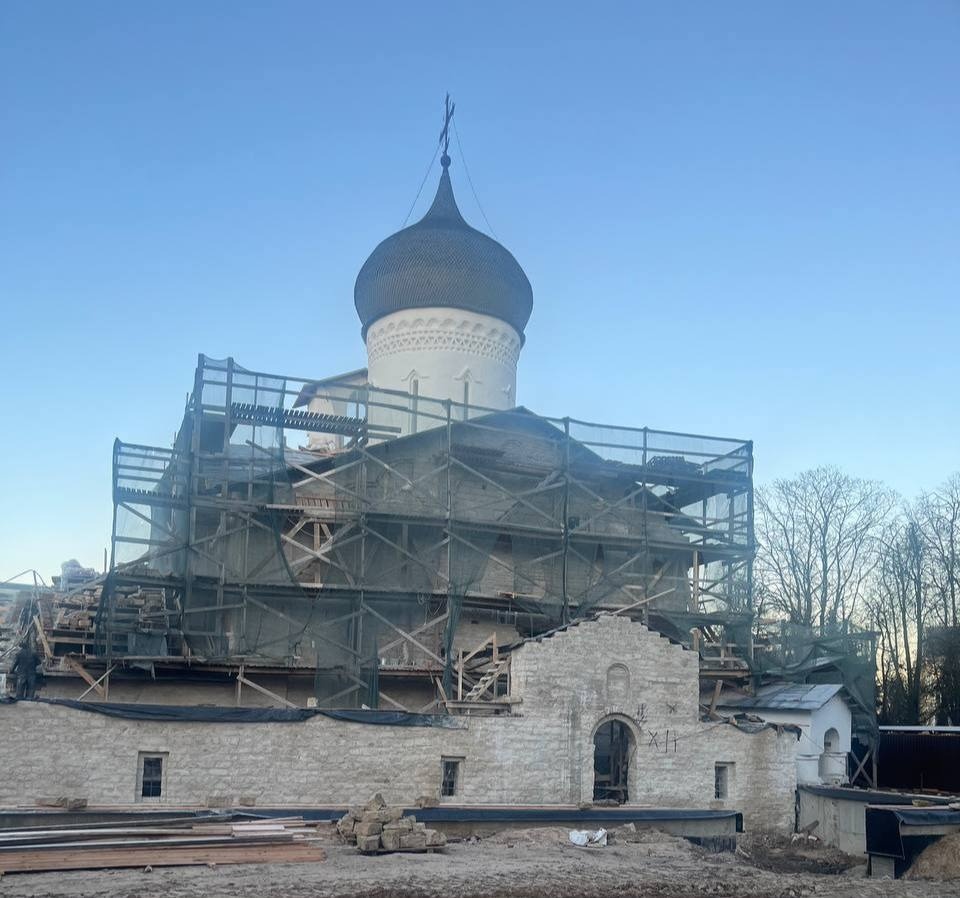 У церкви Николы со Усохи в Пскове устанавливают тепляки 