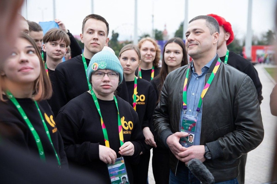 Михаил Ведерников поздравил псковичей с Днём добровольца