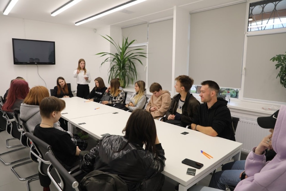 Про «Кадры»