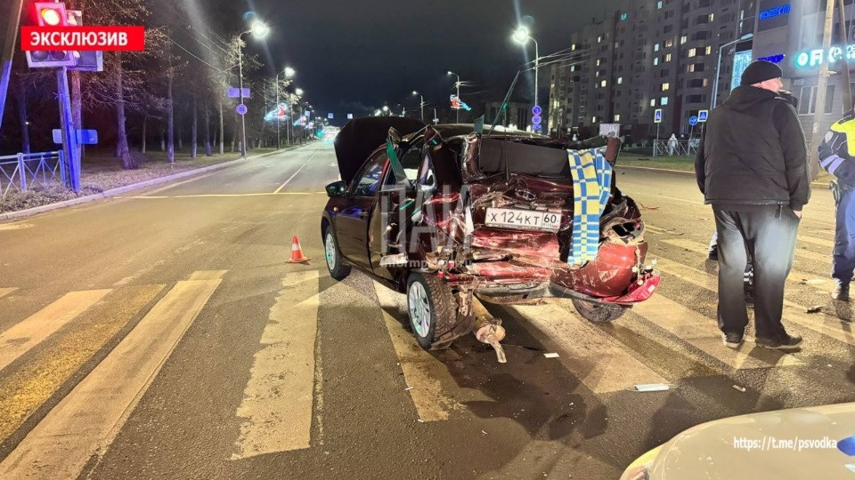 Девушка пострадала в результате аварии на Рижском проспекте в Пскове Девушка пострадала в результате аварии на Рижском проспекте в Пскове