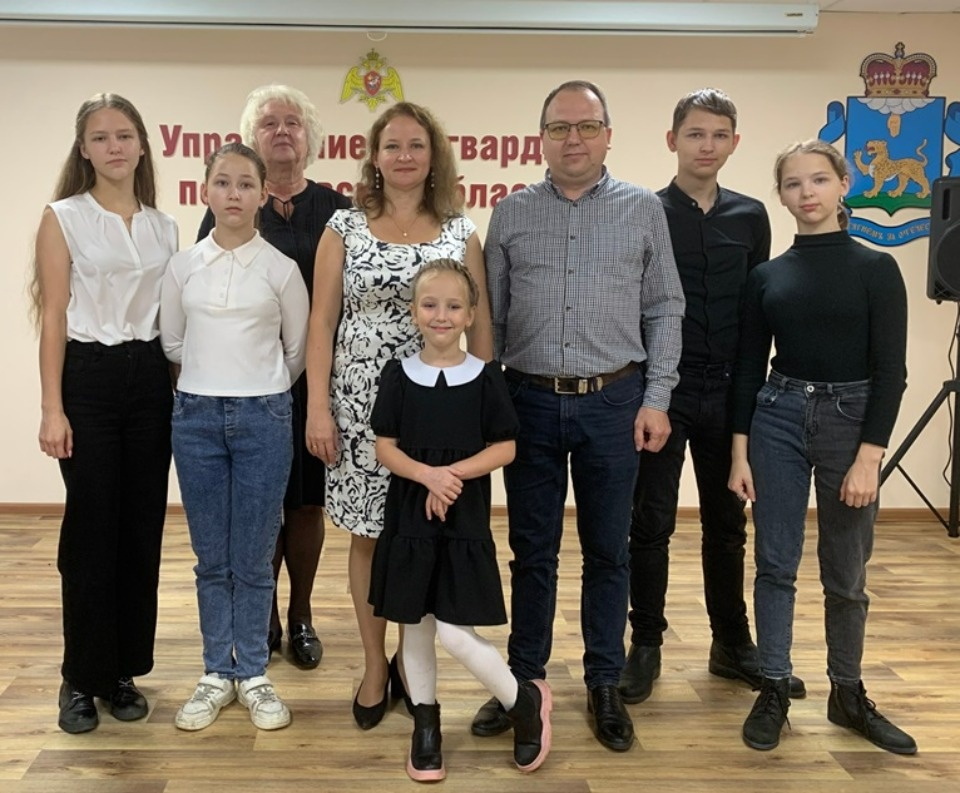 Псковичи Сергей и Надежда Беляева награждены медалью ордена «Родительская слава»