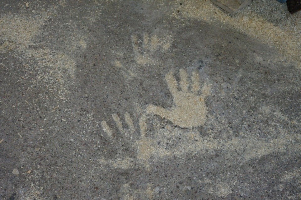 На забетонированном полу под Псковом нашли отпечатки рук 40-летней давности На забетонированном полу под Псковом нашли отпечатки рук 40-летней давности