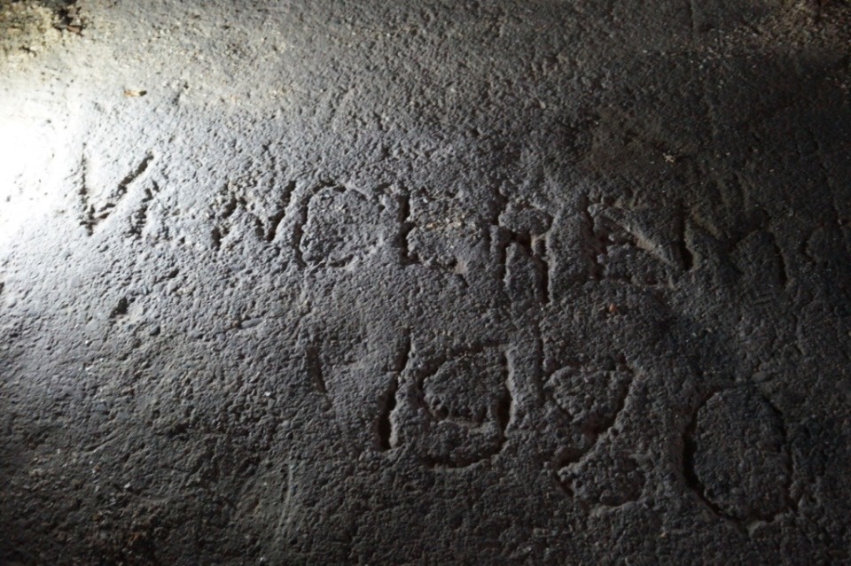 На забетонированном полу под Псковом нашли отпечатки рук 40-летней давности На забетонированном полу под Псковом нашли отпечатки рук 40-летней давности