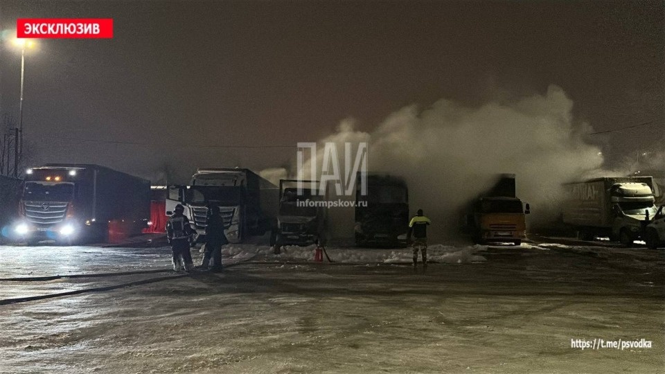 Пять автомобилей горели в автопарке в Великих Луках Пять автомобилей горели в автопарке в Великих Луках