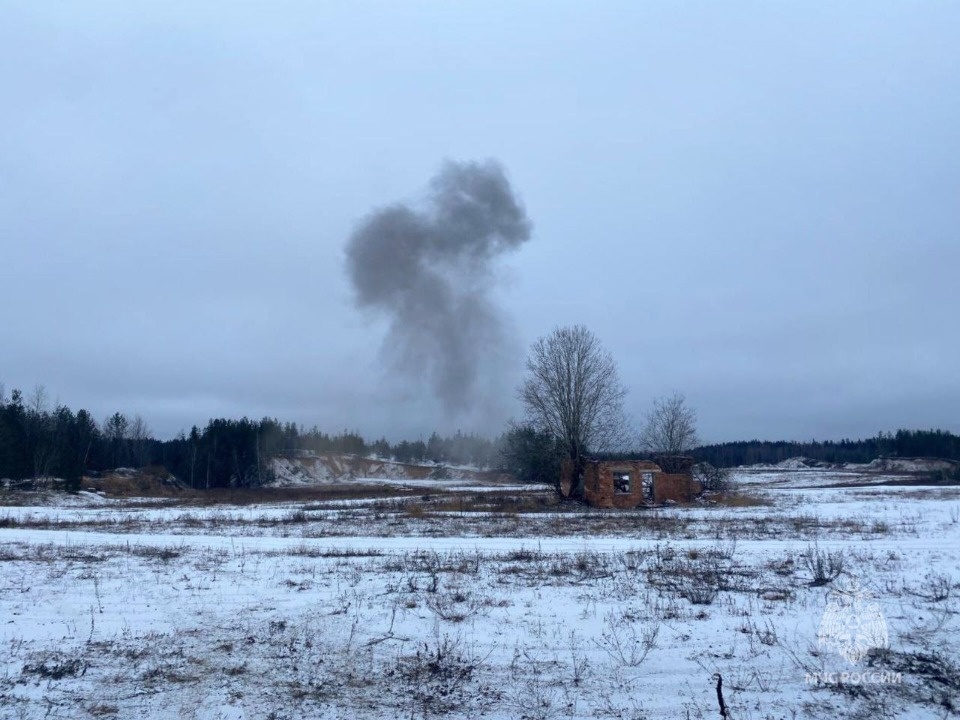 Пиротехники МЧС России уничтожили под Псковом две авиабомбы Пиротехники МЧС России уничтожили под Псковом две авиабомбы