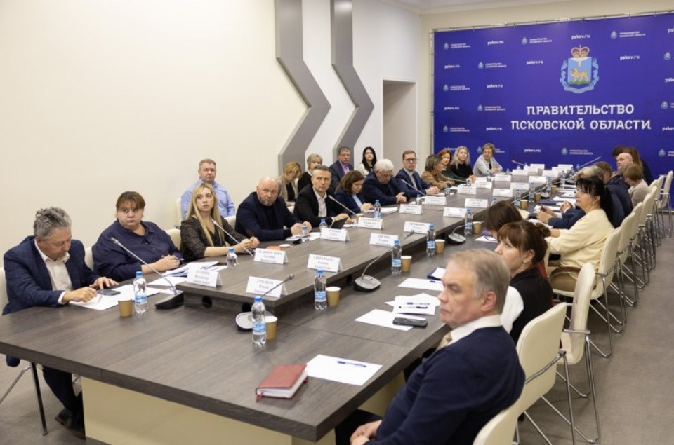 Михаил Ведерников провел несколько встреч с фракциями Псковского областного Собрания