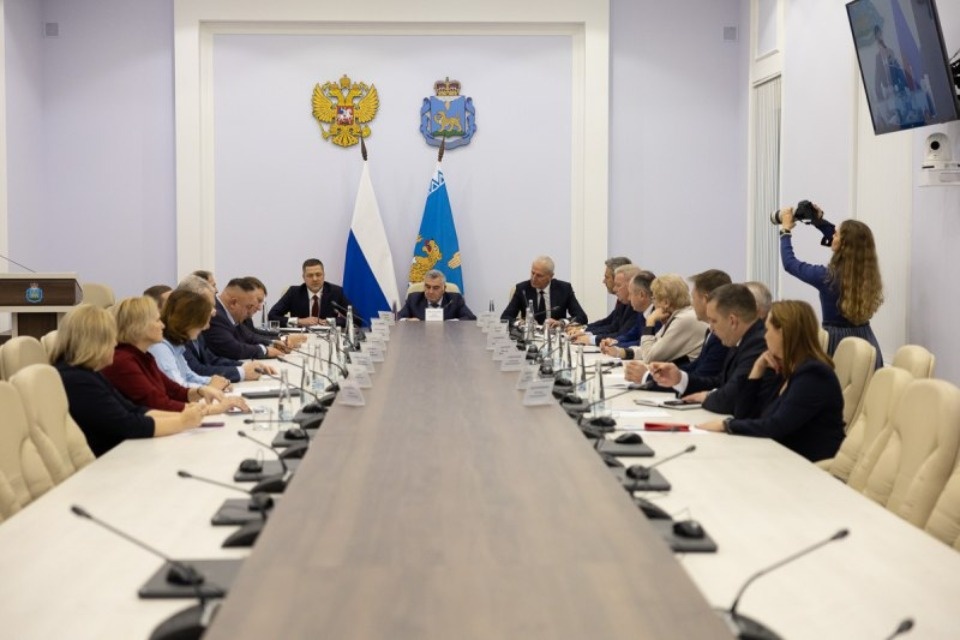 Михаил Ведерников провел несколько встреч с фракциями Псковского областного Собрания