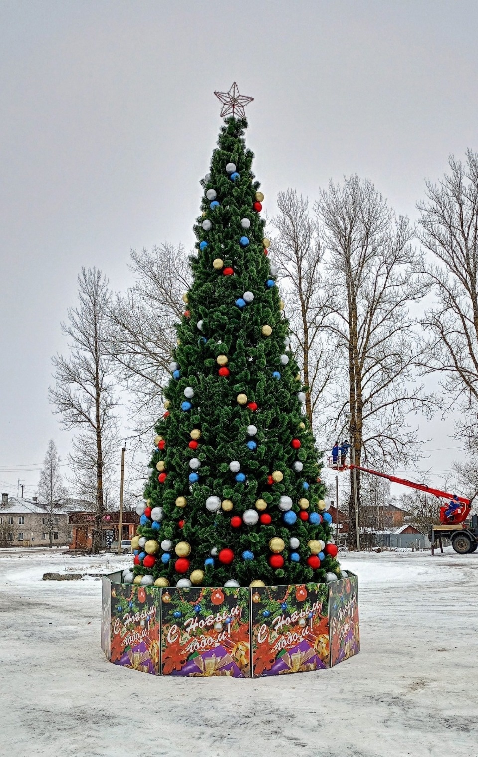 Спор о новогодней елке в Кунье решило ГИБДД