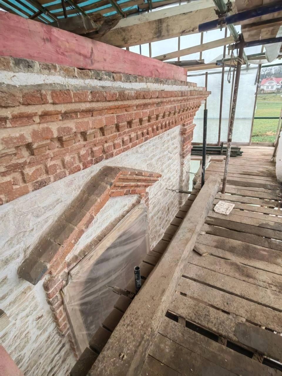 Декор колокольни монтируют в Стефановской церкви Мирожского монастыря в Пскове Декор колокольни монтируют в Стефановской церкви Мирожского монастыря в Пскове