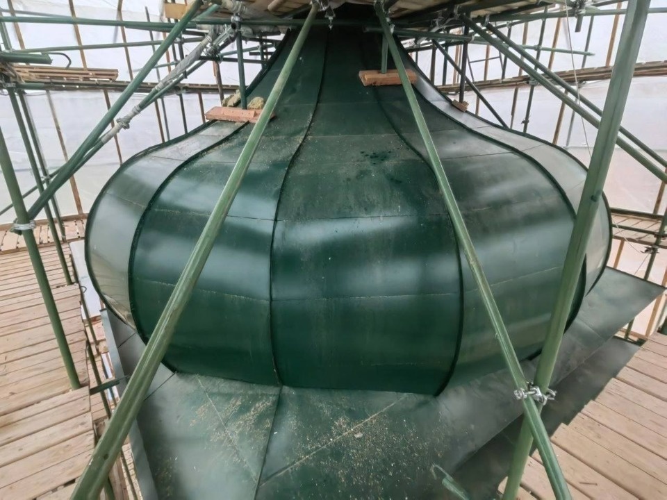 Декор колокольни монтируют в Стефановской церкви Мирожского монастыря в Пскове Декор колокольни монтируют в Стефановской церкви Мирожского монастыря в Пскове