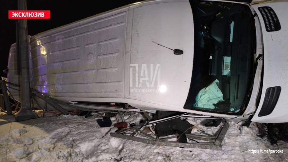 Микроавтобус с людьми перевернулся в Псковской области Микроавтобус с людьми перевернулся в Псковской области