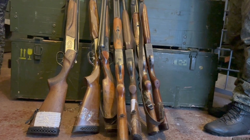 Псковские росгвардейцы передали конфискованное оружия для нужд СВО Псковские росгвардейцы передали конфискованное оружия для нужд СВО