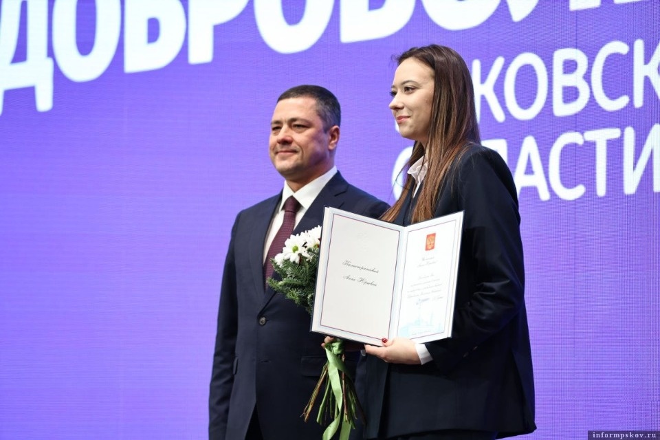 Губернатор Михаил Ведерников наградил псковских волонтёров