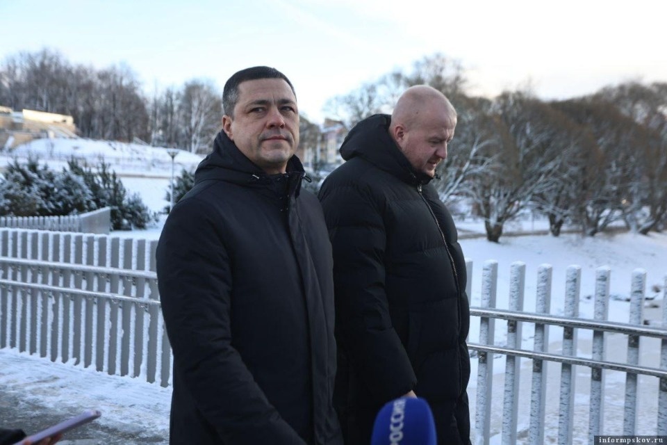 Михаил Ведерников оценил новый пешеходный мост через Пскову