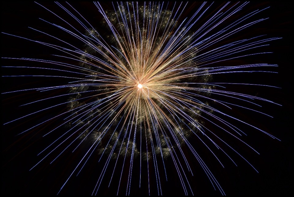 Неизвестный запустил в торговом центре Пскова фейерверк Неизвестный запустил в торговом центре Пскова фейерверк