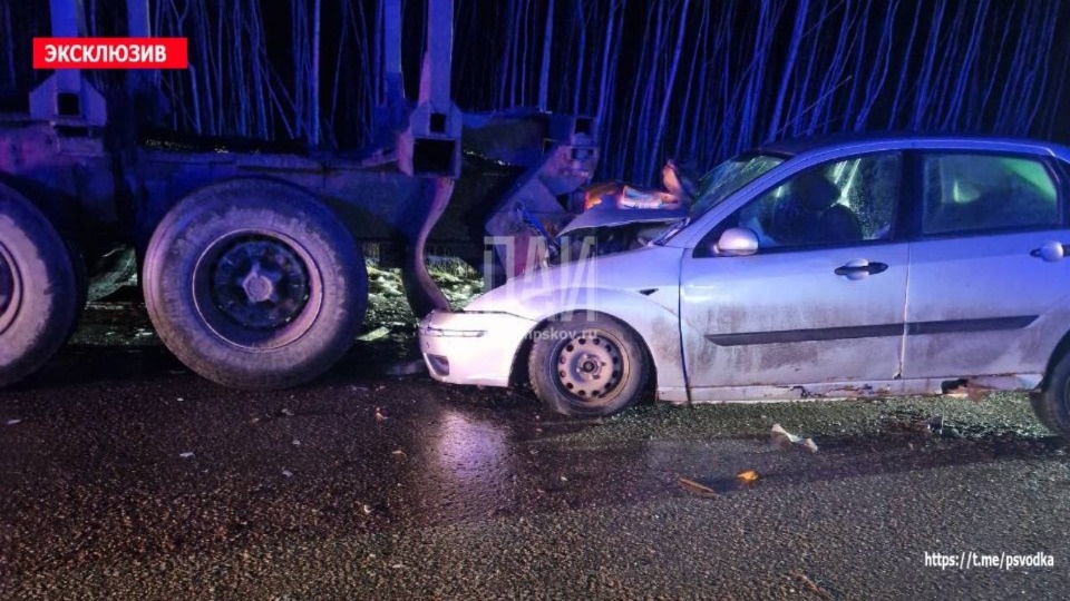 Пять человек доставили в больницу после аварии с фурой в Псковском районе Пять человек доставили в больницу после аварии с фурой в Псковском районе