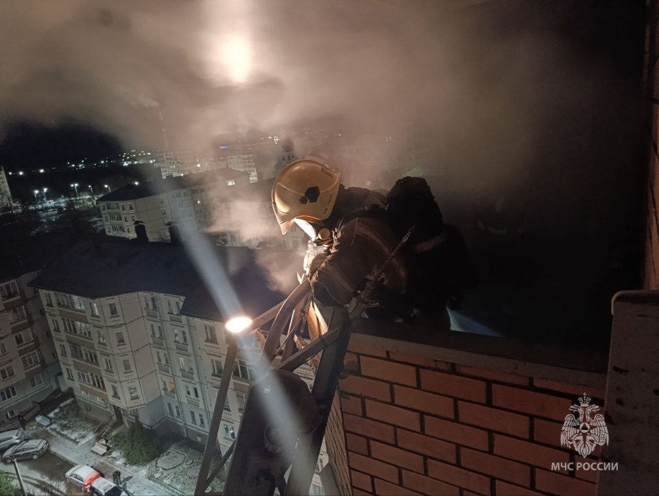При пожаре в квартире многоэтажки в Пскове эвакуировали десять человек