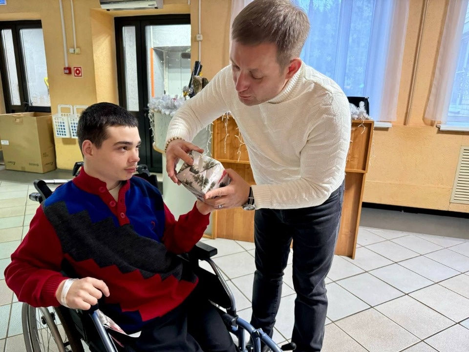 Избирательная комиссия Псковской области исполнила новогодние желания четырех воспитанников дома-интерната