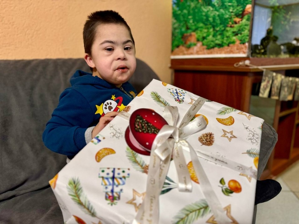 Избирательная комиссия Псковской области исполнила новогодние желания четырех воспитанников дома-интерната