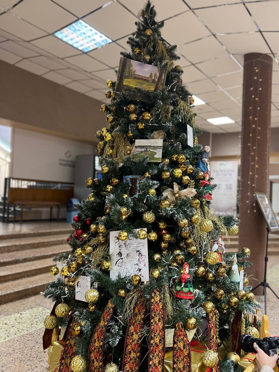 Новую ель из коллекции «Ёлки России» презентуют в Псковской филармонии Новую ель из коллекции «Ёлки России» презентуют в Псковской филармонии