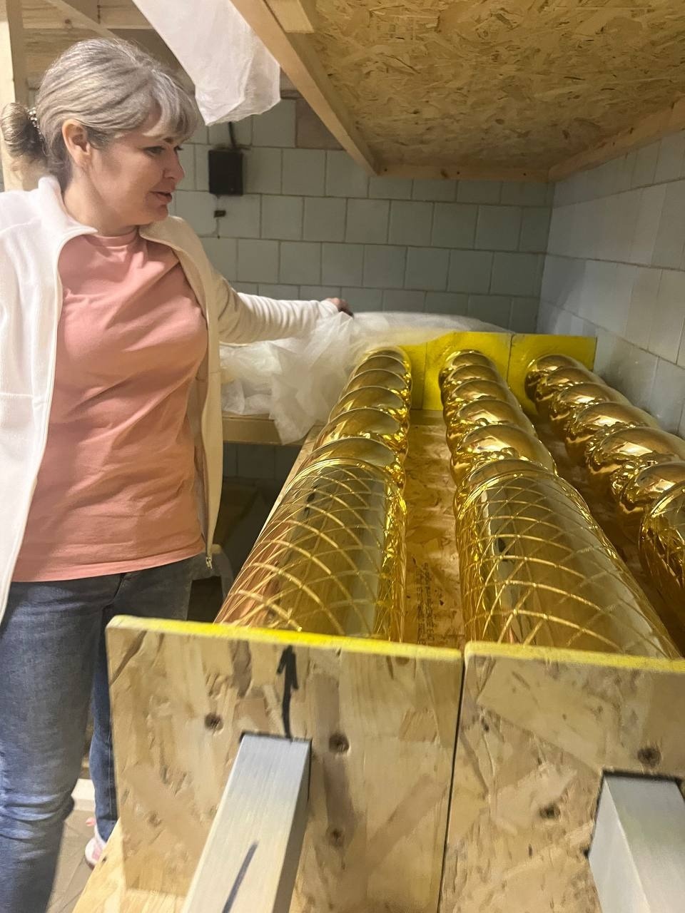 В Псковских мастерских продолжается работа по золочению иконостаса церкви Сорока мучеников Печор