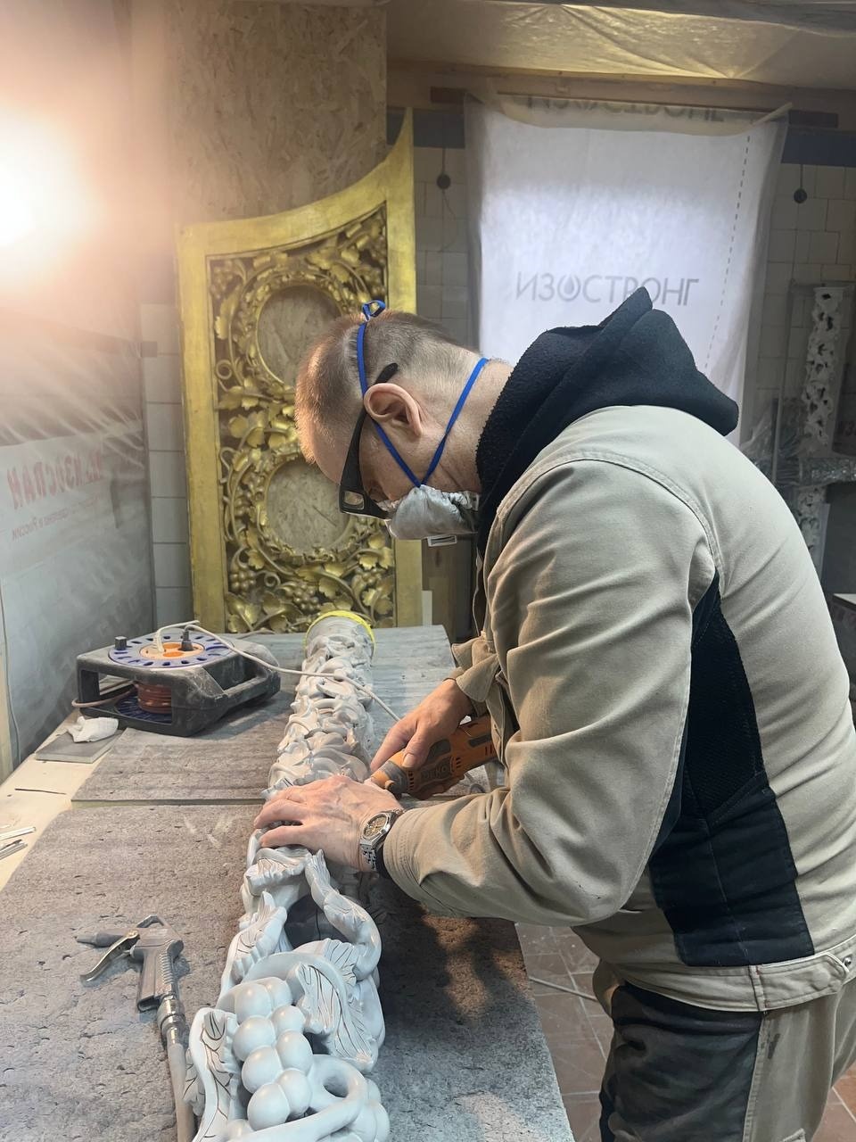 В Псковских мастерских продолжается работа по золочению иконостаса церкви Сорока мучеников Печор