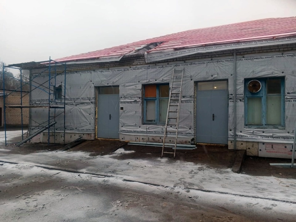 Здание патологоанатомического отделения областной больницы ремонтируют в Пскове