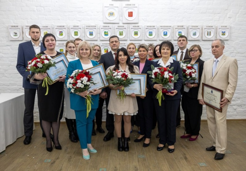 Лучших медиков Псковской области наградил Михаил Ведерников Лучших медиков Псковской области наградил Михаил Ведерников