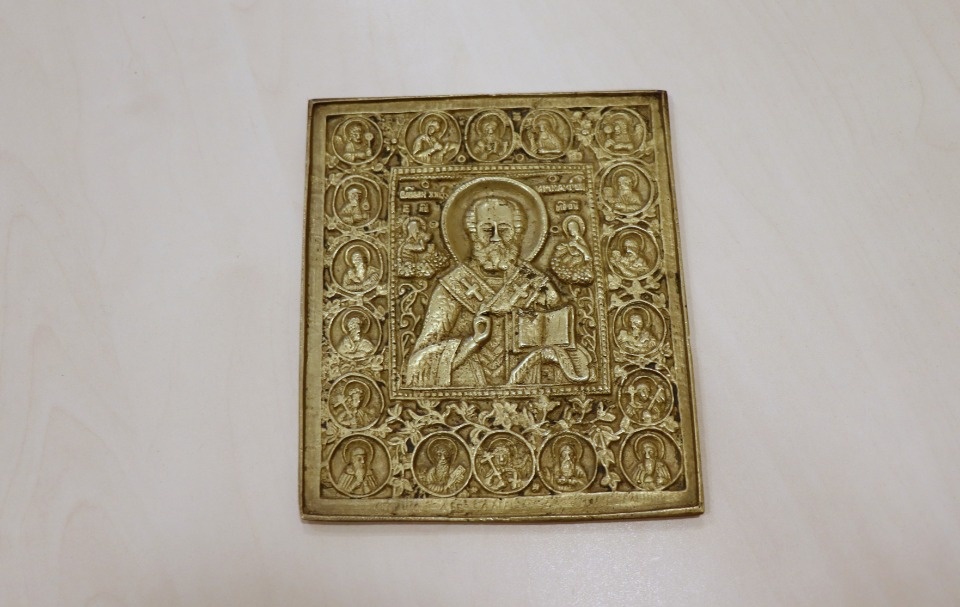 Псковские таможенники передали в Минкульт книги, иконы и монеты